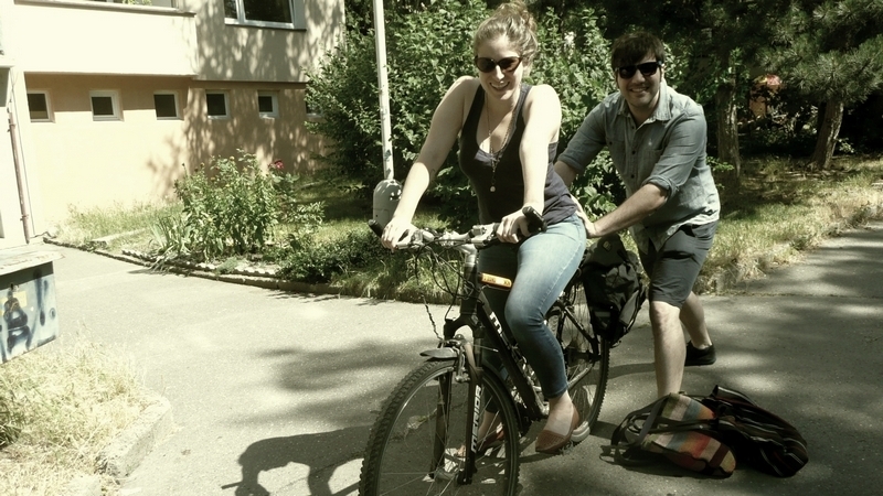 Leah nasedá. / Leah's tour bike borrowed.