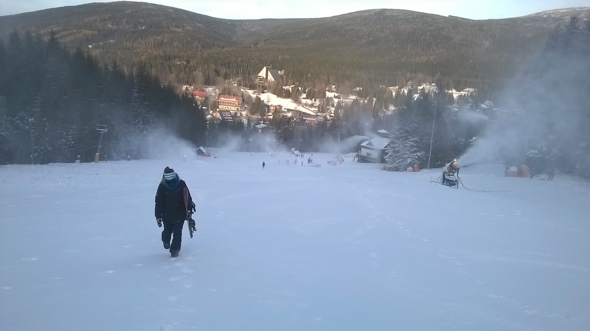 Lyžování na dopliku v místě výuky snb a ski školy