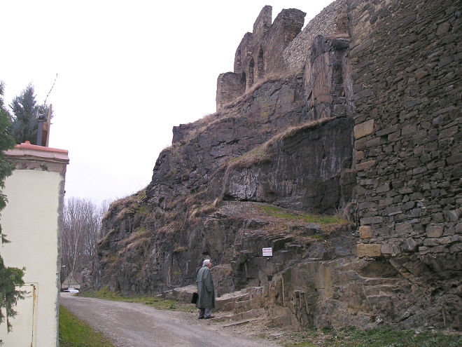 Autor modelu při obhlídce hradu Okoř