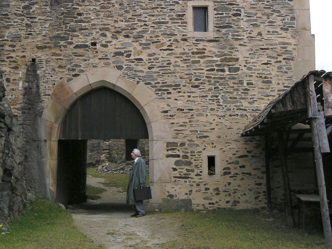 Autor modelu při obhlídce hradu Okoř