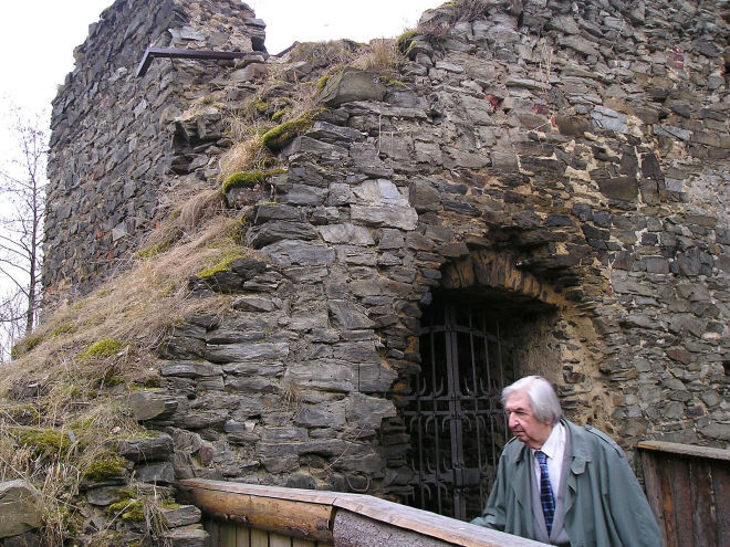 Autor modelu při obhlídce hradu Okoř