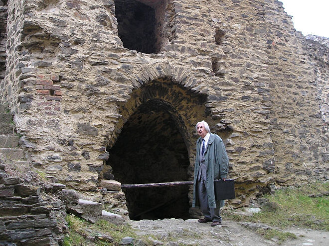 Autor modelu při obhlídce hradu Okoř