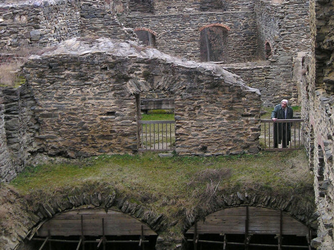 Autor modelu při obhlídce hradu Okoř