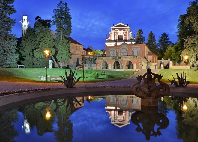 Fotografie Zrcadlení klášterecké klasiky, město Klášterec nad Ohří