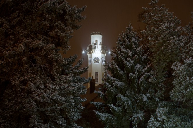 Fotografie Radniční věž osvícená, radnice v Klášterci nad Ohří