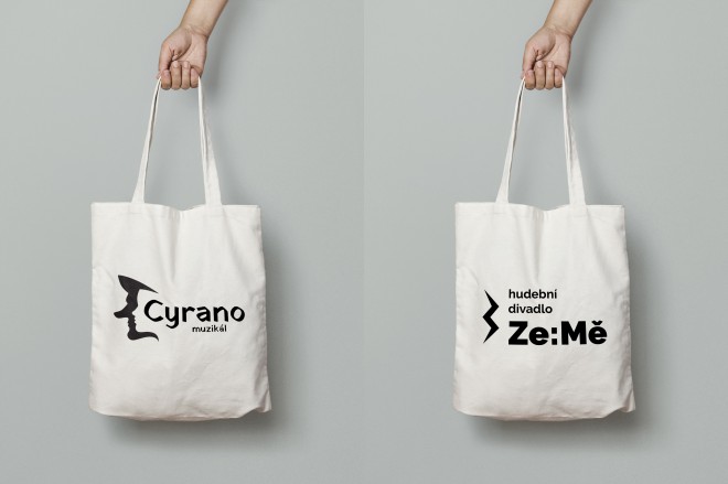 Totebagy s logem muzikálu Cyrano nebo logem Hudebního divadla Ze:Mě