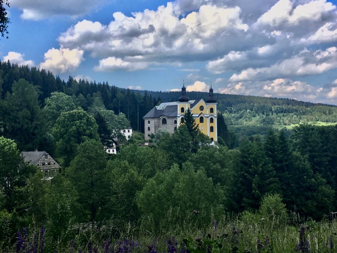 Opravený neratovský kostel typický svou unikátní skleněnou střechou