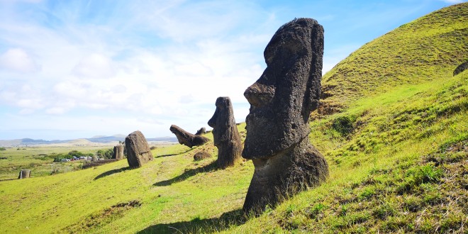 Velikoční ostrov Rano Raraku.jpg